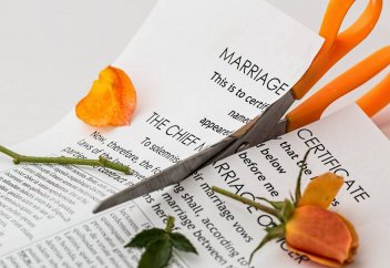 Как подать иск о расторжении брака и что делать, если вторая сторона уклоняется