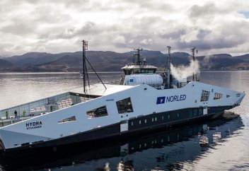 Әлемдегі алғашқы сұйық сутегімен жұмыс істейтін кеме суда жүзді (видео)