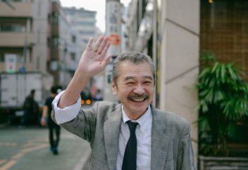 Руку не жмут, соблюдают дистанцию - воспитание у них такое. Казах в Японии о коронавирусе