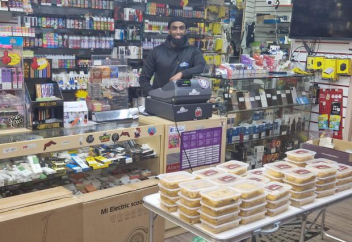 Мусульманин раздал пакеты горячего питания замерзающим англичанам