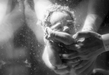 Жүкті әйелдердің төрттен бірі үйінде босанған