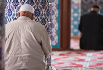 Намазда имам қайтыс болса, намаз бұзыла ма?