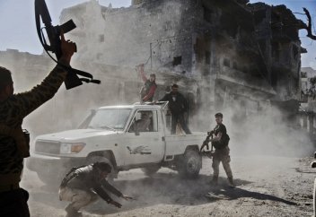 «Это дно, хуже быть не может». 10 лет сирийцы страдают от кровопролитной войны. За эти годы страна погрузилась в разруху и хаос