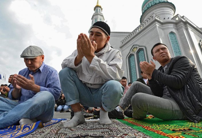 «Приезжих меньше не становится» Подпольные мечети, давка и косые взгляды: как в Москве живут миллионы мусульман?
