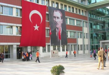 Мектеп қабырғасында намазханaның болуын міндетті етті