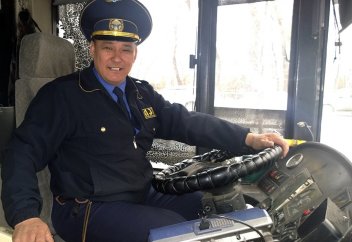 Алматыда автобус жүргізушісі бес тілде сөйлей алады