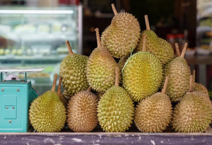 Мужчина из Сингапура приговорен к тюремному заключению за кражу дурианов на сумму почти 200 долларов