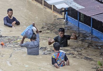 Масштабные наводнения в Индонезии, сотни погибших (ВИДЕО)