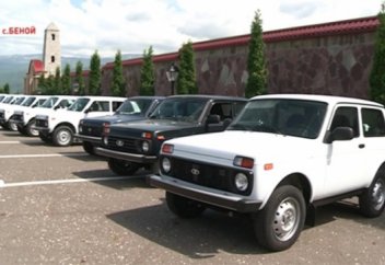 Рамзан Кадыров раздал автомобили «Нива» имамам мечетей