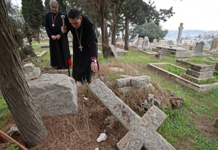 На христианском кладбище в Иерусалиме осквернили десятки могил