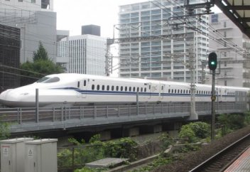 Зілзалаға қарамай жүйткитін пойыз пайдалануға берілді (видео)