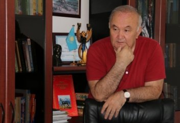 Есенғали Раушанов. Қыркүйек