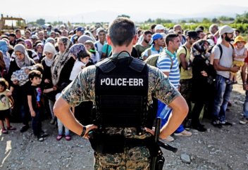 Мигранттарға қолұшын созғандар абақтыға жабылады