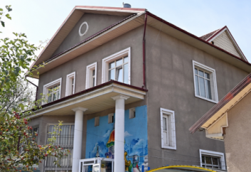 Қырғызстан президенті өз коттеджін мұқтаждарға берді