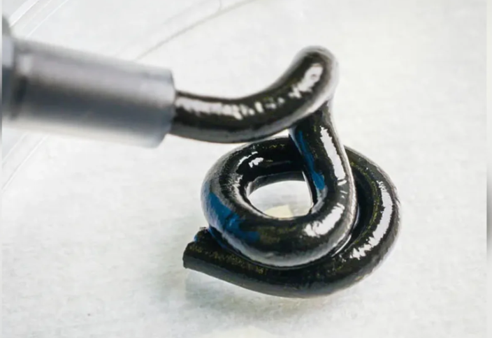 Кез келген пішінге ене алатын сұйық батарея жасалды