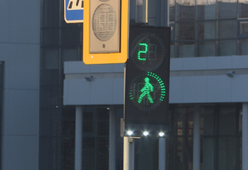 Өскеменде қарызы бар адамдар мен қылмыскерлерді анықтайтын ақылды бағдаршам пайда болды