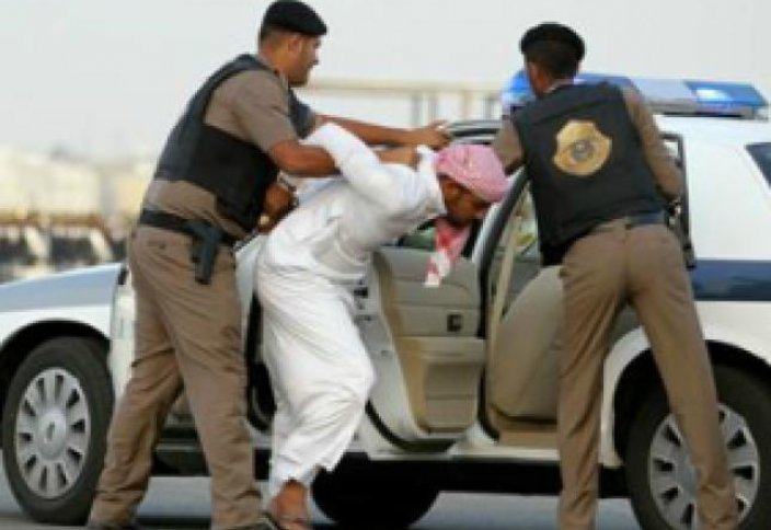 Саудия полициясы анайы сурет арқалы азаматтарды тексерді