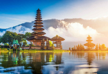 Власти Индонезии объявили о бескомпромиссной борьбе с туристами-нарушителями