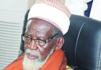 Президент неисламской страны пришел на день рождения 99-летнего имама