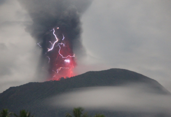 Вулкан в Индонезии показал людям уникальное природное явление