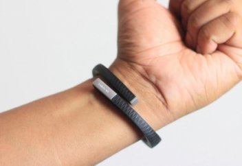 Apple қан қысымын өлшейтін фитнес-білезік шығармақ