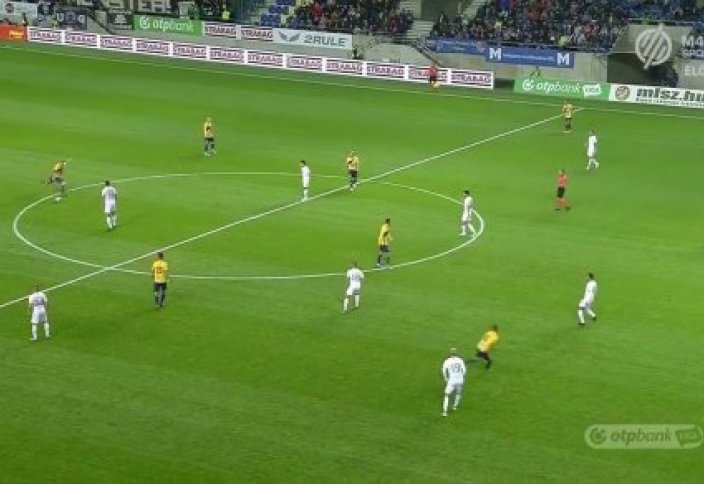 Футболист забил удивительный гол со штрафного (видео)