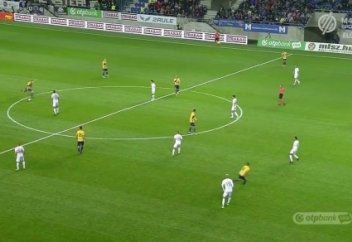 Футболист забил удивительный гол со штрафного (видео)