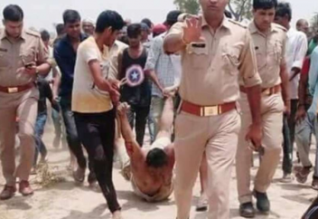 Полицейские во главе толпы линчующих мусульманина вызвали народный гнев