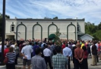 Жүздеген американдық мешіт сыртын тазалауға келді