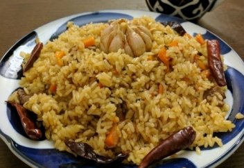 Знакомая узбечка рассказала, как готовят настоящий плов в пригороде Ташкента