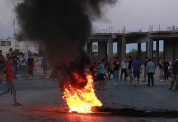 Тунис высылает сотни чернокожих африканцев на границу с Ливией