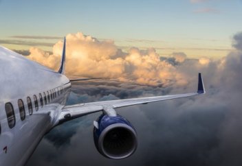 Пилот саудовского авиалайнера выложил пугающие кадры, снятые им во время полета (ВИДЕО)