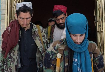 «Кто не сбежал, тот прячется»Как афганцы привыкают к новой жизни после победы талибов. Репортаж из Афганистана