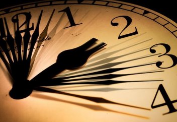 Уақыт озады, дүние тозады