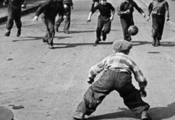 Біз едік қой, Компьютерді, телефонды білмейтін, Шыбықтардан қамшы жасап, талға мініп "чу!" - дейтін.