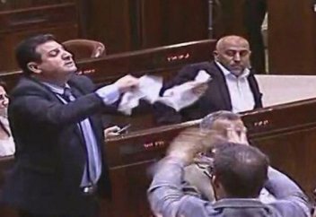 Депутат азанға тыйым салу туралы заңды қақ айырды