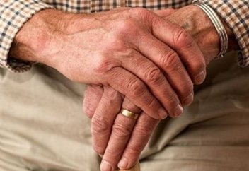 Қарттар үйінен үш зейнеткерді асырап алды