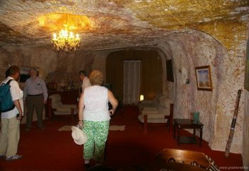 Ыстықтан бас сауғалап, жер астына түскендер (видео)