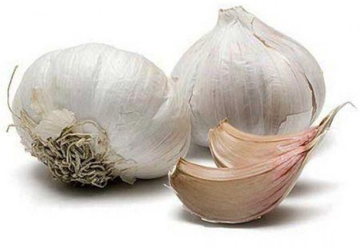 Сарымсақтың кішкентай бөлігін аузыңызға салып емделіңіз