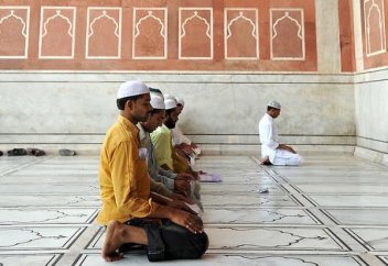 Сақау немесе кекеш адам намазда имам бола ала ма?