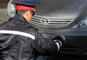 За какие нарушения инспектор имеет право снять госномер