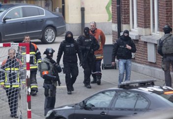 Террористерді іздеп, 100 мыңнан аса үйді тінткен