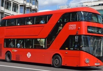 История красных двухэтажных автобусов. Лондон.