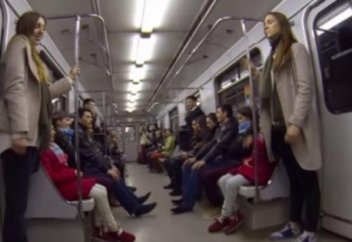 Метродағы егіздер жолаушыларды таң қалдырды (видео)