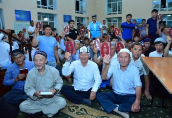 Священный Коран напечатали на 12 языках