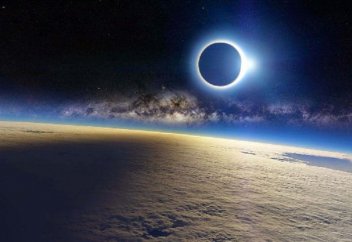 Раскрыта тайна настоящего цвета Луны и Солнца