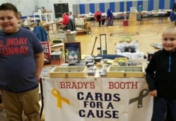 Тоғыз жастағы бала ми қатерлі ісігіне шалдыққан досына көмектесудің жолын тапты