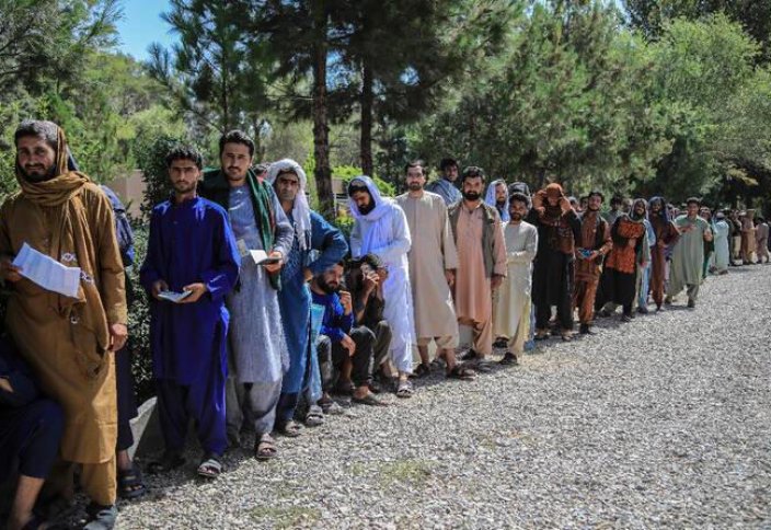 Тысячи афганцев спешат подать заявку на работу в Катаре