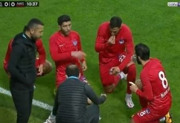 Футболшылар ойынды тоқтатып, ауызашар жасады (видео)