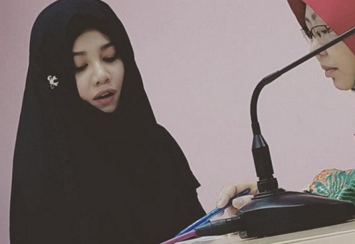 Малазийская поп-звезда приняла ислам (видео)